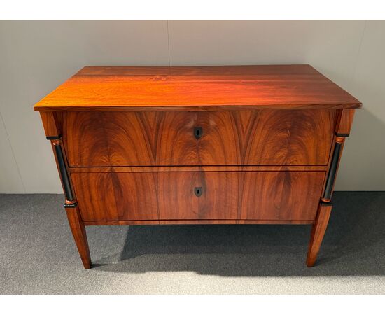 Cassettone Biedermeier in noce e semicolonne ebanizzate