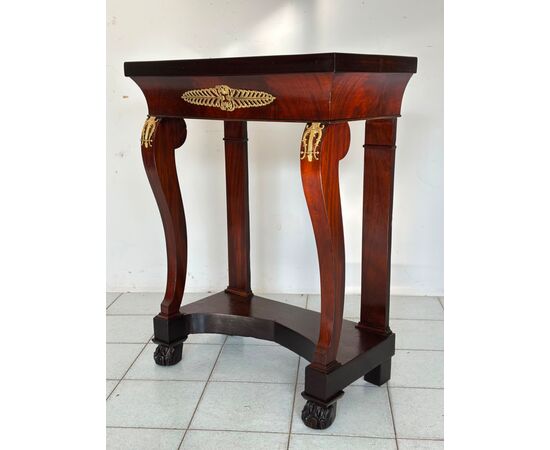 Piccola Consolle impero in mogano con fregi in bronzo dorato . Primi 800 restaurata