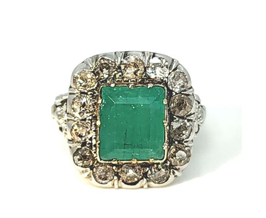 Anello in oro con smeraldo e diamanti