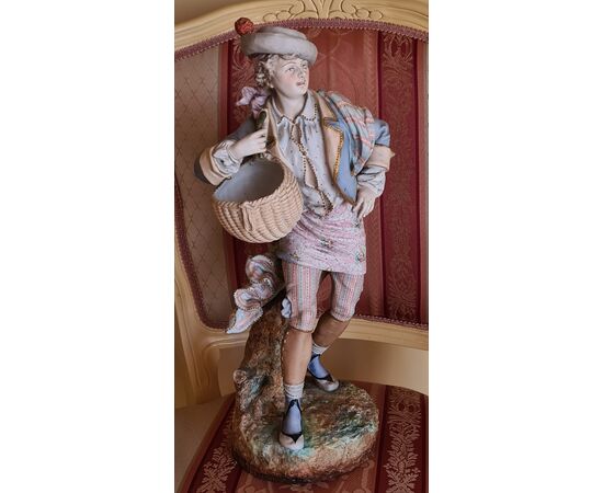 Coppia di statue in porcellana. "fanciullo e fanciulla con cesto".  Manifattura francese del XX secolo.   	
