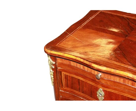 Tavolino Francese Luigi XV con cassetti e antina bronzi e pianetto scrittoio estraibile in legno di bois de violette XIX Secolo