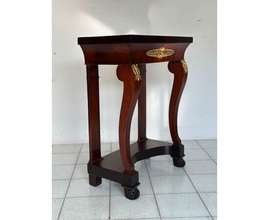 Piccola Consolle impero in mogano con fregi in bronzo dorato . Primi 800 restaurata