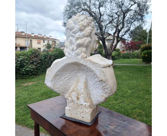 Busto di Uomo Virile in Gesso 800 di Alta Qualità: Forza e Eleganza Scultorea