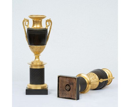 Coppia di cassolette/Vasi antichi Carlo X in bronzo dorato e bronzo patinato. Francia inizio XIX secolo.