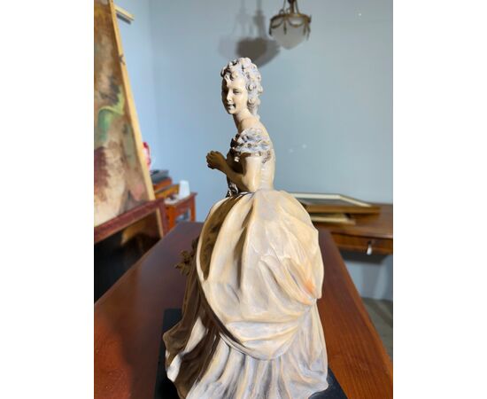 Scultura di dama anni '40 in terracotta patinata firmata Tomuti
