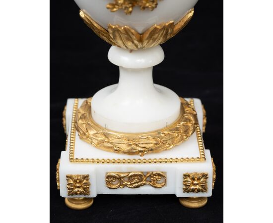 Coppia di cassolette/Vasi antichi Napoleone III in marmo bianco statuario e bronzo dorato. Francia XIX secolo.
