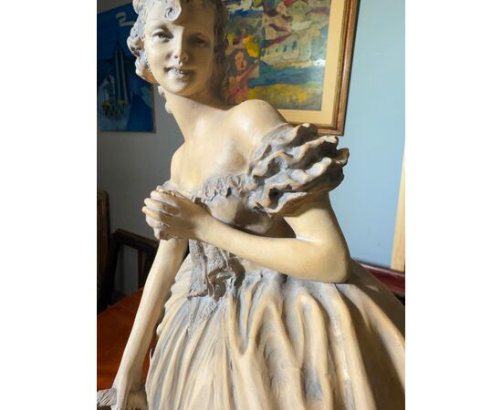 Scultura di dama anni '40 in terracotta patinata firmata Tomuti