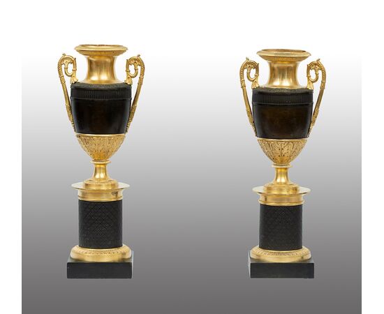 Coppia di cassolette/Vasi antichi Carlo X in bronzo dorato e bronzo patinato. Francia inizio XIX secolo.