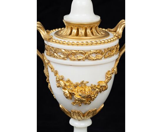 Coppia di cassolette/Vasi antichi Napoleone III in marmo bianco statuario e bronzo dorato. Francia XIX secolo.