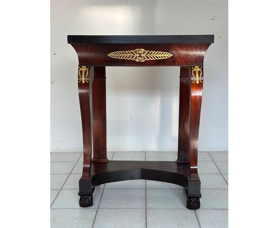 Piccola Consolle impero in mogano con fregi in bronzo dorato . Primi 800 restaurata