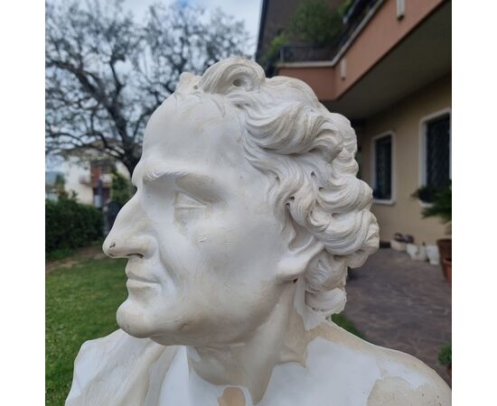 Busto di Uomo Virile in Gesso 800 di Alta Qualità: Forza e Eleganza Scultorea