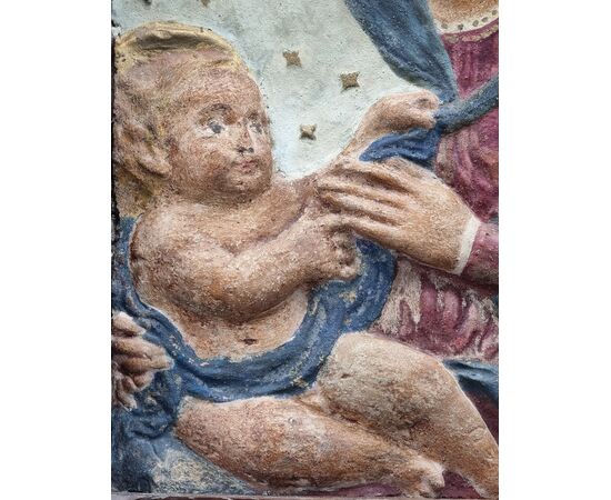 Bassorilievo in stucco policromo raffigurante Madonna con Bambino, Italia Centrale, XV-XVI secolo