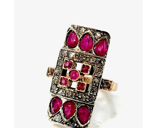 Anello in oro e argento con rubini e diamanti