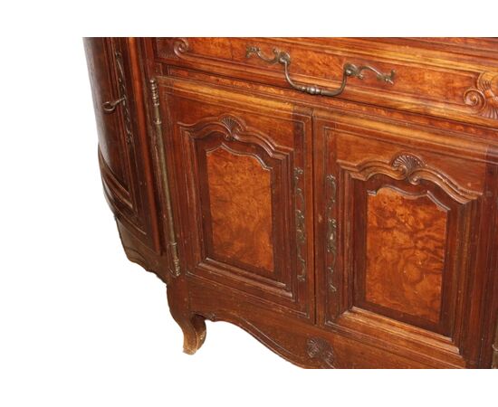 Grande Credenza Provenzale Scantonata XIX Secolo Legno di Noce e Radica