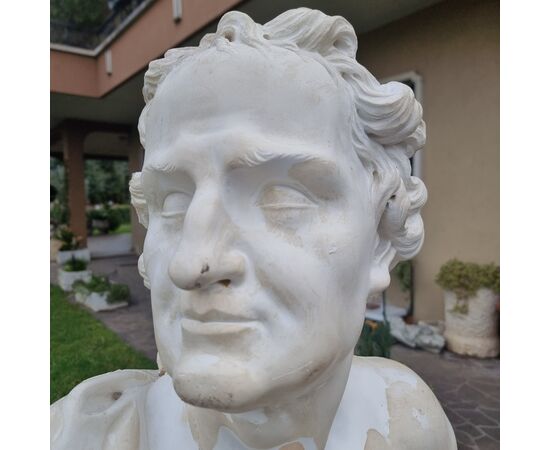 Busto di Uomo Virile in Gesso 800 di Alta Qualità: Forza e Eleganza Scultorea