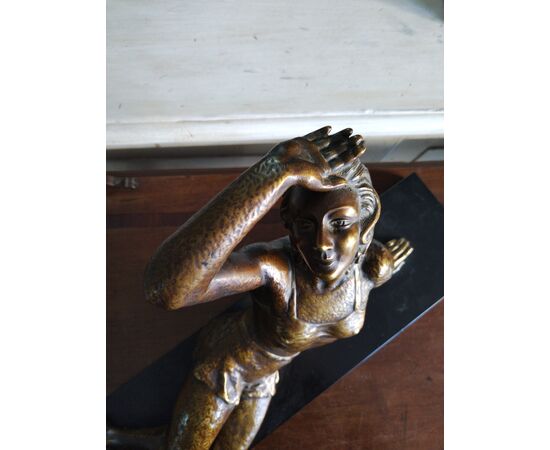 Scultura in bronzo di fanciulla 