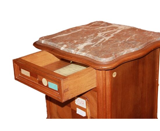 Coppia di comodini stile Luigi Filippo in legno di noce del 1800 con marmo ed intagli
