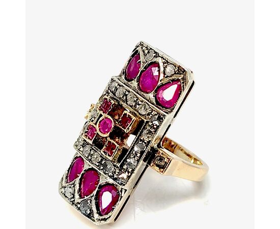 Anello in oro e argento con rubini e diamanti
