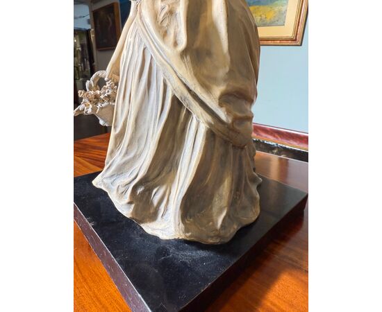 Scultura di dama anni '40 in terracotta patinata firmata Tomuti