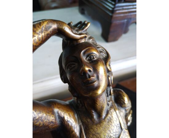 Scultura in bronzo di fanciulla 