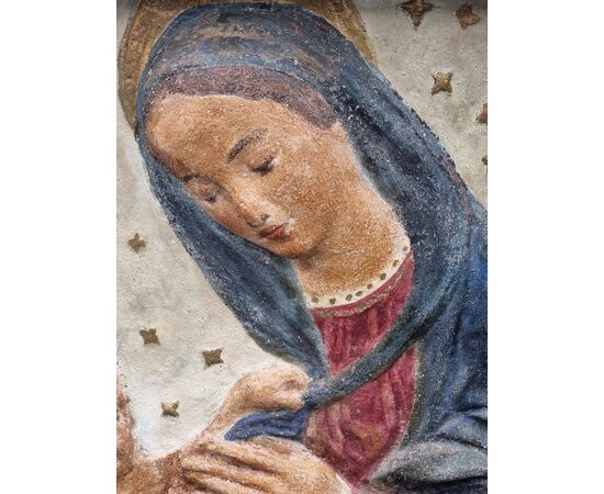 Bassorilievo in stucco policromo raffigurante Madonna con Bambino, Italia Centrale, XV-XVI secolo