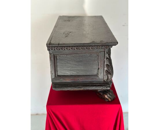 Modellino di cassapanca scolpita e intagliata. Lombardia fine 500