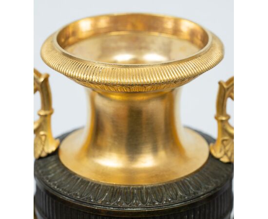 Coppia di cassolette/Vasi antichi Carlo X in bronzo dorato e bronzo patinato. Francia inizio XIX secolo.