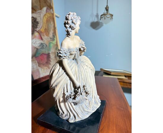 Scultura di dama anni '40 in terracotta patinata firmata Tomuti
