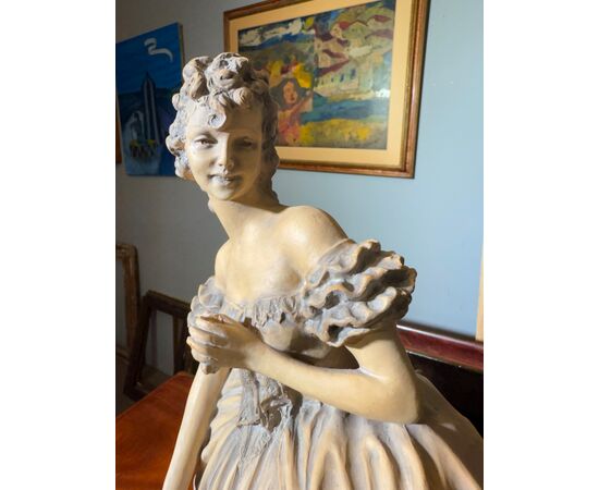 Scultura di dama anni '40 in terracotta patinata firmata Tomuti