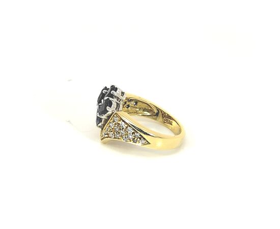 Anello in oro con zaffiri e diamanti