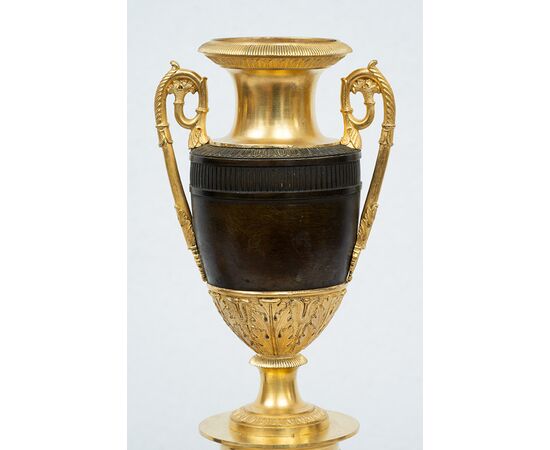 Coppia di cassolette/Vasi antichi Carlo X in bronzo dorato e bronzo patinato. Francia inizio XIX secolo.