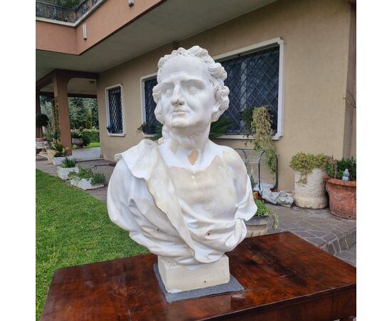 Busto di Uomo Virile in Gesso 800 di Alta Qualità: Forza e Eleganza Scultorea