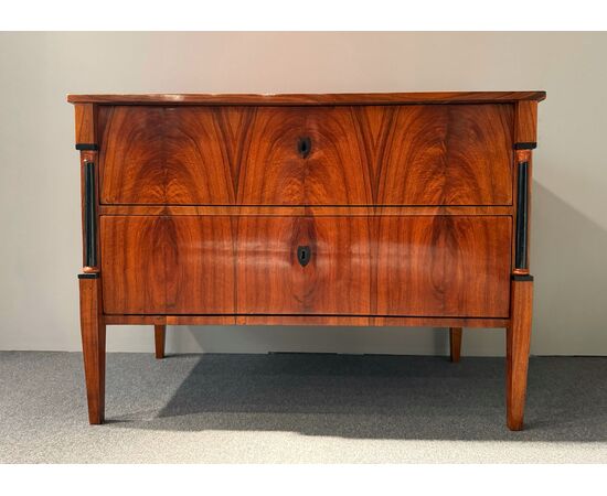 Cassettone Biedermeier in noce e semicolonne ebanizzate
