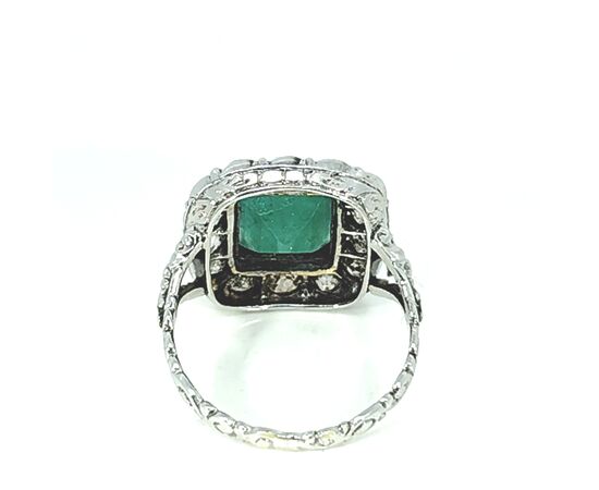 Anello in oro con smeraldo e diamanti