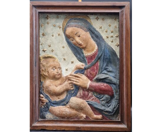 Bassorilievo in stucco policromo raffigurante Madonna con Bambino, Italia Centrale, XV-XVI secolo