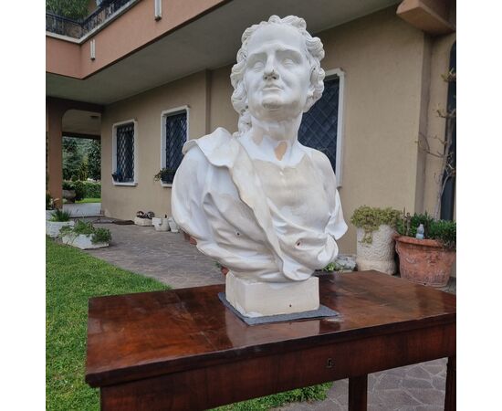 Busto di Uomo Virile in Gesso 800 di Alta Qualità: Forza e Eleganza Scultorea