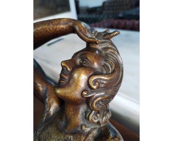 Scultura in bronzo di fanciulla 
