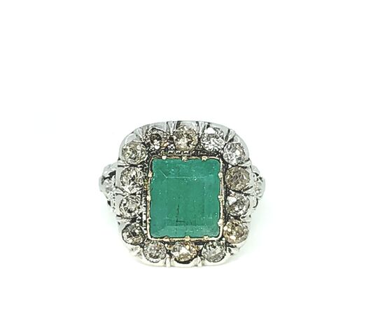 Anello in oro con smeraldo e diamanti