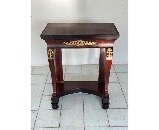 Piccola Consolle impero in mogano con fregi in bronzo dorato . Primi 800 restaurata