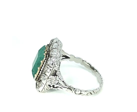 Anello in oro con smeraldo e diamanti