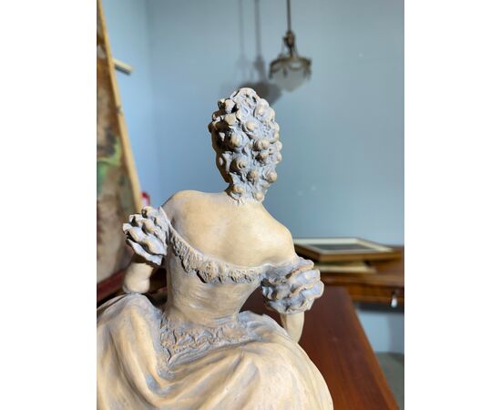 Scultura di dama anni '40 in terracotta patinata firmata Tomuti