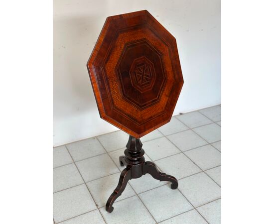 Tavolino ottagonale a vela . Milano prima metà 800. Restaurato