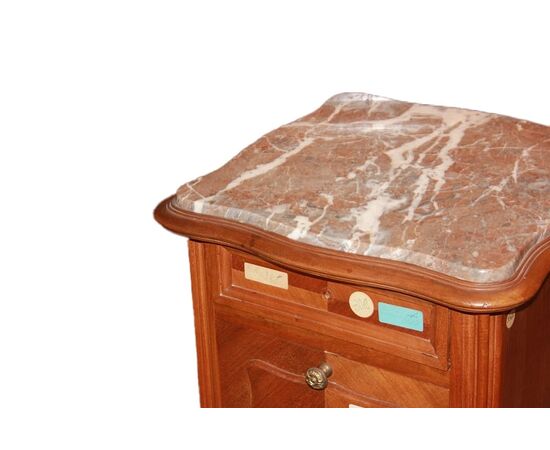 Coppia di comodini stile Luigi Filippo in legno di noce del 1800 con marmo ed intagli
