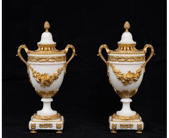 Coppia di cassolette/Vasi antichi Napoleone III in marmo bianco statuario e bronzo dorato. Francia XIX secolo.
