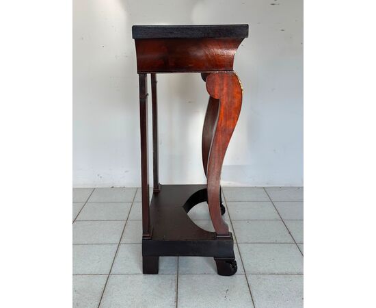 Piccola Consolle impero in mogano con fregi in bronzo dorato . Primi 800 restaurata