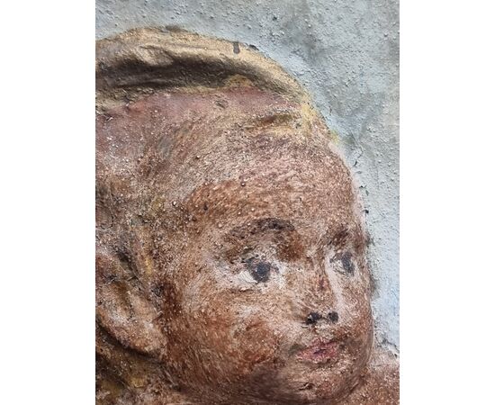 Bassorilievo in stucco policromo raffigurante Madonna con Bambino, Italia Centrale, XV-XVI secolo