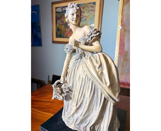Scultura di dama anni '40 in terracotta patinata firmata Tomuti