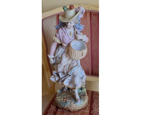 Coppia di statue in porcellana. "fanciullo e fanciulla con cesto".  Manifattura francese del XX secolo.   	