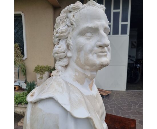 Busto di Uomo Virile in Gesso 800 di Alta Qualità: Forza e Eleganza Scultorea