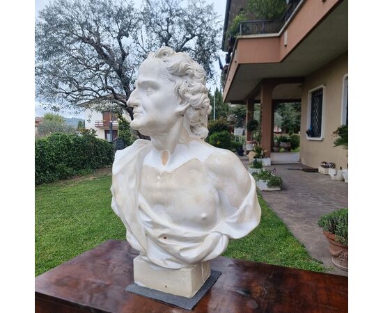 Busto di Uomo Virile in Gesso 800 di Alta Qualità: Forza e Eleganza Scultorea